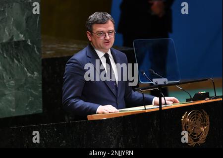 New York, USA. 22. Februar 2023. Ukrainischer Außenminister Dmytro Kuleba spricht auf der 11. Sondertagung der Generalversammlung am Amtssitz der Vereinten Nationen am 22. Februar 2023. (Foto: Anthony Behar/Sipa USA) Guthaben: SIPA USA/Alamy Live News Stockfoto