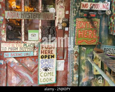 John Preble's Abita Springs Mystery House oder UCM Museumseingang in Abita Springs, Louisiana, an der Northshore in St. Tammany-Gemeinde. Stockfoto