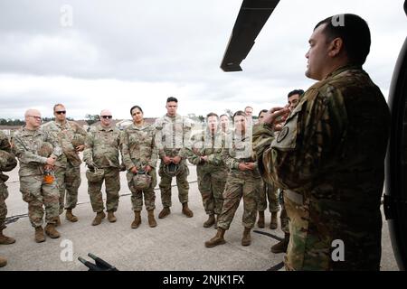 USA Army Staff Sgt. Jared Ennis, 1. Bataillon, 171. Luftfahrtregiment, Tennessee National Guard, unterrichtet Soldaten der 1171. Medical Company, Michigan National Guard und der 477. Medical Company, USA Armeereserven, Duluth, Minnesota, für kalte und heiße Ladungen medizinische Patienten für Luftevakuierungen, am Grayling Army Airfield, Michigan, während des Northern Strike 22-2. August 8, 2022. Northern Strike wurde entwickelt, um 7.400-Servicemitarbeiter mit verschiedenen Schulungsformen herauszufordern, die die Interoperabilität zwischen mehreren Komponenten, multinationalen und behördenübergreifenden Partnern fördern. Stockfoto