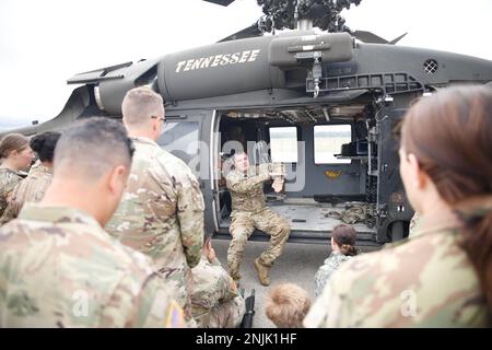 USA Army Staff Sgt. Jared Ennis, 1. Bataillon, 171. Luftfahrtregiment, Tennessee National Guard, unterrichtet Soldaten der 1171. Medical Company, Michigan National Guard und der 477. Medical Company, USA Armeereserven, Duluth, Minnesota, für kalte und heiße Ladungen medizinische Patienten für Luftevakuierungen, am Grayling Army Airfield, Michigan, während des Northern Strike 22-2. August 8, 2022. Northern Strike wurde entwickelt, um 7.400-Servicemitarbeiter mit verschiedenen Schulungsformen herauszufordern, die die Interoperabilität zwischen mehreren Komponenten, multinationalen und behördenübergreifenden Partnern fördern. Stockfoto