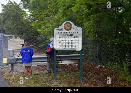 Davie, Vereinigte Staaten Von Amerika. 08. Juni 2018. DAVIE, FL - JUNI 08: Arm im Alligator gefunden, der aus dem Davie Lake gezogen wurde; Frau, die vermutlich tot ist - Frau verschwindet, während sie mit Hunden im Silver Lakes Rotary Nature Park spaziert. Hinweis: Es wurden keine Gefahrenschilder angebracht und die Bewohner behaupten, die Behörden von Fort Lauderdale wüssten, dass der tödliche Alligator am 8. Juni 2018 in Miami Beach, Florida, war. Leute: Woman Dead Credit: Storms Media Group/Alamy Live News Stockfoto