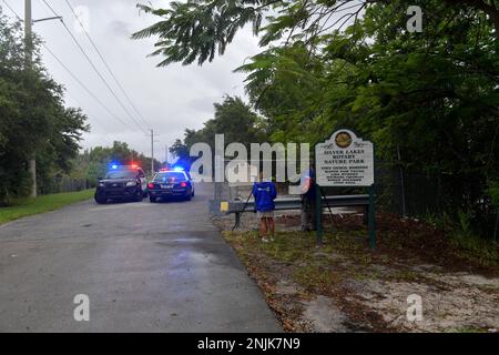 Davie, Vereinigte Staaten Von Amerika. 08. Juni 2018. DAVIE, FL - JUNI 08: Arm im Alligator gefunden, der aus dem Davie Lake gezogen wurde; Frau, die vermutlich tot ist - Frau verschwindet, während sie mit Hunden im Silver Lakes Rotary Nature Park spaziert. Hinweis: Es wurden keine Gefahrenschilder angebracht und die Bewohner behaupten, die Behörden von Fort Lauderdale wüssten, dass der tödliche Alligator am 8. Juni 2018 in Miami Beach, Florida, war. Leute: Woman Dead Credit: Storms Media Group/Alamy Live News Stockfoto
