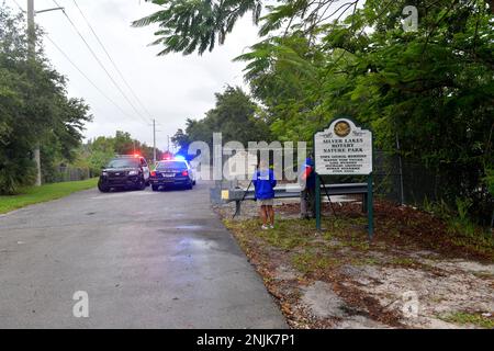 Davie, Vereinigte Staaten Von Amerika. 08. Juni 2018. DAVIE, FL - JUNI 08: Arm im Alligator gefunden, der aus dem Davie Lake gezogen wurde; Frau, die vermutlich tot ist - Frau verschwindet, während sie mit Hunden im Silver Lakes Rotary Nature Park spaziert. Hinweis: Es wurden keine Gefahrenschilder angebracht und die Bewohner behaupten, die Behörden von Fort Lauderdale wüssten, dass der tödliche Alligator am 8. Juni 2018 in Miami Beach, Florida, war. Leute: Woman Dead Credit: Storms Media Group/Alamy Live News Stockfoto