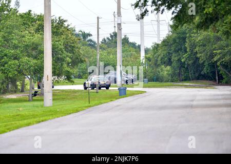 Davie, Vereinigte Staaten Von Amerika. 08. Juni 2018. DAVIE, FL - JUNI 08: Arm im Alligator gefunden, der aus dem Davie Lake gezogen wurde; Frau, die vermutlich tot ist - Frau verschwindet, während sie mit Hunden im Silver Lakes Rotary Nature Park spaziert. Hinweis: Es wurden keine Gefahrenschilder angebracht und die Bewohner behaupten, die Behörden von Fort Lauderdale wüssten, dass der tödliche Alligator am 8. Juni 2018 in Miami Beach, Florida, war. Leute: Woman Dead Credit: Storms Media Group/Alamy Live News Stockfoto