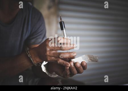 Drogenhändler wurden zusammen mit ihrem Heroin verhaftet. Die Polizei verhaftete Drogenhändler mit Handschellen. Gesetz- und Polizeikonzept, Welt-Anti-Drogen-Tag, 26 J. Stockfoto