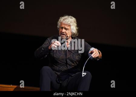 Neapel, Italien. 18. Februar 2023. (2/18/2023) Beppe Grillo, politischer Blogger und Anführer der Five Stars Movement, auf der Bühne des Teatro Diana von Neapel während der Aufführung seines Theaterauftrags " IO sono il peggiore". (Foto: Pasquale Gargano/Pacific Press/Sipa USA) Guthaben: SIPA USA/Alamy Live News Stockfoto