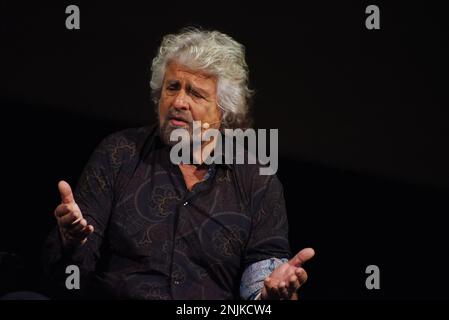 Neapel, Italien. 18. Februar 2023. (2/18/2023) Beppe Grillo, politischer Blogger und Anführer der Five Stars Movement, auf der Bühne des Teatro Diana von Neapel während der Aufführung seines Theaterauftrags " IO sono il peggiore". (Foto: Pasquale Gargano/Pacific Press/Sipa USA) Guthaben: SIPA USA/Alamy Live News Stockfoto