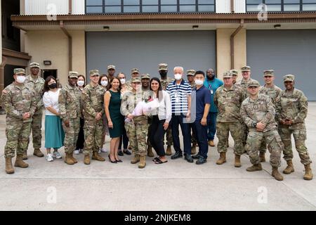 Soldaten aus dem Jahr S4, der Hauptquartier- und Hauptquartierfirma zugeteilt, 1. Theater Signal Brigade, lächeln während der Beförderungszeremonie in Camp Humphreys, Südkorea am 8. August 2022. Stockfoto