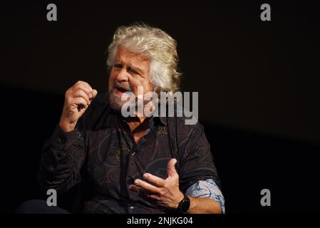 Neapel, Italien. 18. Februar 2023. (2/18/2023) Beppe Grillo, politischer Blogger und Anführer der Five Stars Movement, auf der Bühne des Teatro Diana von Neapel während der Aufführung seines Theaterauftrags " IO sono il peggiore". (Foto: Pasquale Gargano/Pacific Press/Sipa USA) Guthaben: SIPA USA/Alamy Live News Stockfoto
