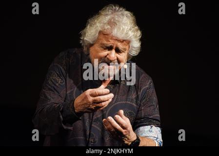 Neapel, Italien. 18. Februar 2023. (2/18/2023) Beppe Grillo, politischer Blogger und Anführer der Five Stars Movement, auf der Bühne des Teatro Diana von Neapel während der Aufführung seines Theaterauftrags " IO sono il peggiore". (Foto: Pasquale Gargano/Pacific Press/Sipa USA) Guthaben: SIPA USA/Alamy Live News Stockfoto