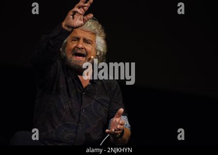 Neapel, Italien. 18. Februar 2023. (2/18/2023) Beppe Grillo, politischer Blogger und Anführer der Five Stars Movement, auf der Bühne des Teatro Diana von Neapel während der Aufführung seines Theaterauftrags " IO sono il peggiore". (Foto: Pasquale Gargano/Pacific Press/Sipa USA) Guthaben: SIPA USA/Alamy Live News Stockfoto