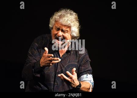 Neapel, Italien. 18. Februar 2023. (2/18/2023) Beppe Grillo, politischer Blogger und Anführer der Five Stars Movement, auf der Bühne des Teatro Diana von Neapel während der Aufführung seines Theaterauftrags " IO sono il peggiore". (Foto: Pasquale Gargano/Pacific Press/Sipa USA) Guthaben: SIPA USA/Alamy Live News Stockfoto