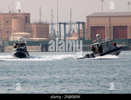 230213-N-FB203-0306 MANAMA, Bahrain (13. Februar 2023) Naval Support Activity (NSA) Auszubildende im Hafenbetrieb Bahrain verfolgen im Rahmen der Übung Citadel Protect ein Trainingsboot. Die NSA Bahrain ermöglicht den vorwärtsgerichteten Einsatz und die Reaktionsfähigkeit der US-Streitkräfte und der Alliierten zur Unterstützung der Mission der Navy Region Europa, Afrika und Südwestasien, der Flotte, der Krieger und der Familie Dienste zu leisten. (USA Navy Foto von Mass Communication Specialist 1. Class Sean Gallagher/veröffentlicht) Stockfoto