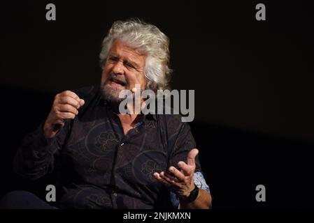 Neapel, Italien. 18. Februar 2023. (2/18/2023) Beppe Grillo, politischer Blogger und Anführer der Five Stars Movement, auf der Bühne des Teatro Diana von Neapel während der Aufführung seines Theaterauftrags " IO sono il peggiore". (Foto: Pasquale Gargano/Pacific Press/Sipa USA) Guthaben: SIPA USA/Alamy Live News Stockfoto