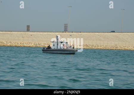 230213-N-YC555-0006 MANAMA, Bahrain (13. Februar 2023) Naval Support Activity (NSA) Auszubildende im Hafenbetrieb Bahrain verfolgen im Rahmen der Übung Citadel Protect ein Trainingsboot. Die NSA Bahrain ermöglicht den vorwärtsgerichteten Einsatz und die Reaktionsfähigkeit der US-Streitkräfte und der Alliierten zur Unterstützung der Mission der Navy Region Europa, Afrika und Südwestasien, der Flotte, der Krieger und der Familie Dienste zu leisten. (USA Navy Photo von Mark Mosher/Released) Stockfoto