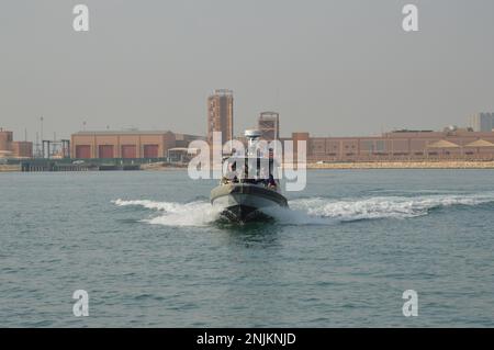 230213-N-YC555-0004 MANAMA, Bahrain (13. Februar 2023) Naval Support Activity (NSA) Auszubildende im Hafenbetrieb Bahrain verfolgen im Rahmen der Übung Citadel Protect ein Trainingsboot. Die NSA Bahrain ermöglicht den vorwärtsgerichteten Einsatz und die Reaktionsfähigkeit der US-Streitkräfte und der Alliierten zur Unterstützung der Mission der Navy Region Europa, Afrika und Südwestasien, der Flotte, der Krieger und der Familie Dienste zu leisten. (USA Navy Photo von Mark Mosher/Released) Stockfoto