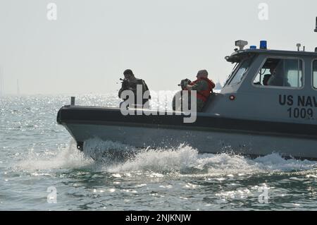 230213-N-YC555-0008 MANAMA, Bahrain (13. Februar 2023) Naval Support Activity (NSA) Auszubildende im Hafenbetrieb Bahrain verfolgen im Rahmen der Übung Citadel Protect ein Trainingsboot. Die NSA Bahrain ermöglicht den vorwärtsgerichteten Einsatz und die Reaktionsfähigkeit der US-Streitkräfte und der Alliierten zur Unterstützung der Mission der Navy Region Europa, Afrika und Südwestasien, der Flotte, der Krieger und der Familie Dienste zu leisten. (USA Navy Photo von Mark Mosher/Released) Stockfoto