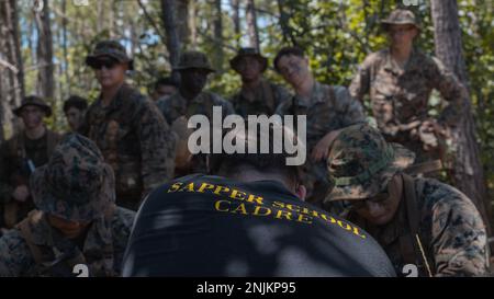 USA Marine Corps Sgt. Michael Trull, ein SAPPER School Instructor mit 2D Kampftechniker-Bataillon (CEB), 2D Marine Division (MARDIV), unterrichtet die Mannschaftsführer während des SAPPER Squad Competition in Camp Lejeune, North Carolina, 8. August 2022. Während dieser Übung führten Marines von 1. CEB, 1. MARDIV und 2D CEB im Rahmen des jährlichen SAPPER Squad Competition städtische Abrissschulungen durch. Der Wettbewerb umfasste ein breites Spektrum an missionswichtigen Aufgaben in einem stressigen Umfeld und anerkannte Spitzentalente in der Kampftechnikergemeinschaft des Marine Corps. Stockfoto