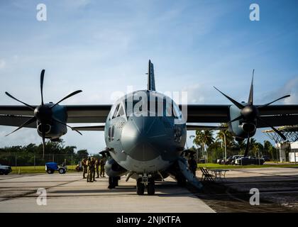 Mitglieder der Royal Australian Air Force und der US Am 17. Februar 2023 veranstalten Flugzeuge während der COPE North 2023 auf Rota, Nördliche Marianen, in der Nähe des Luftwaffenstützpunktes Andersen, Guam, eine Community Engagement Event. Cope North 23 verbessert die Beziehungen der USA zu unseren regionalen Verbündeten und Partnern durch die Förderung des Informationsaustauschs und die Verfeinerung gemeinsamer Taktiken, Techniken und Verfahren zur besseren Integration multinationaler Verteidigungsfähigkeiten. (USA Air Force Foto von Tech. Sgt. Jao’Torey Johnson) Stockfoto