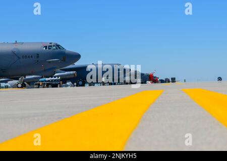 Mehrere B-52H Stratofortress parken an der Fluglinie auf der Minot Air Force Base, North Dakota, 8. August 2022. Der B-52-Bomber kann etwa 70.000 Pfund Bomben, Minen und Raketen transportieren. Luftwaffe, B-52, B-52H Stratofortress, Minot, Fluglinie, Minotafb, Stockfoto