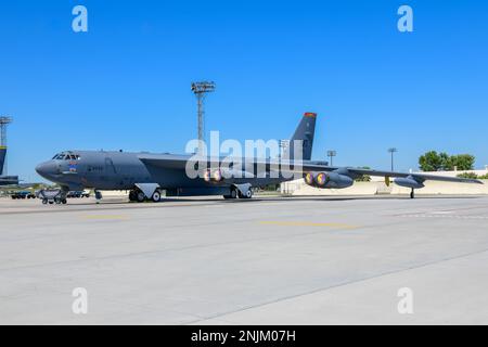 Eine B-52H Stratofortress parkte auf der Fluglinie auf der Minot Air Force Base, North Dakota, 8. August 2022. Der B-52-Bomber kann bis zu einer Geschwindigkeit von 650 Meilen pro Stunde fliegen. Luftwaffe, B-52, B-52H Stratofortress, Minot, Fluglinie, Minotafb, Stockfoto
