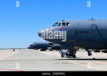 Mehrere B-52H Stratofortress parken auf der Fluglinie auf der Minot Air Force Base, North Dakota, 8. August 2022. Der B-52 Bomber ist seit Februar 1955 im Einsatz. Luftwaffe, B-52, B-52H Stratofortress, Minot, Fluglinie, Minotafb, Stockfoto
