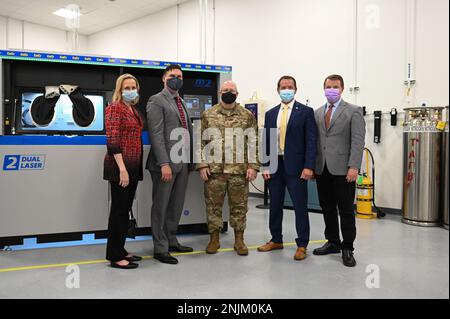 (Von links nach rechts) Amy Gowder, Präsident und CEO von GE Military Systems, John Sneden, Direktor der Abteilung „Antrieb“ des Air Force Life Cycle Management Center, Major General Jeff King, Befehlshaber des Oklahoma City Air Logistics Complex, Geoffrey Camp, Direktor der Oklahoma-Initiative „Luft- und Raumfahrt“, Und Chris Schuppe, General Manager of Engineering and Technology bei GE Additive, steht vor der Additive Manufacturing 3D-Drucker. Stockfoto