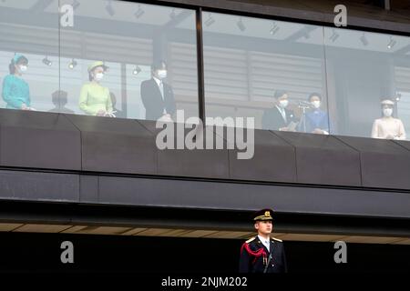 Tokio, Japan. 23. Februar 2023. Japans Kaiser Naruhito hält eine Rede als Kaiserin Masako, zweite Rechte, ihre Tochter Prinzessin Aiko, rechts, Kronprinz Akishino, Dritte Linke, Kronprinzessin Kiko, Zweite Linke, und ihre Tochter Prinzessin Kako ging, wie sie auf dem Balkon des Kaiserpalastes erscheinen, um den 63. Geburtstag des Kaisers in Tokio zu feiern, Donnerstag, den 23. Februar 2023, in Tokio. (Credit Image: © POOL via ZUMA Press Wire) NUR REDAKTIONELLE VERWENDUNG! Nicht für den kommerziellen GEBRAUCH! Stockfoto
