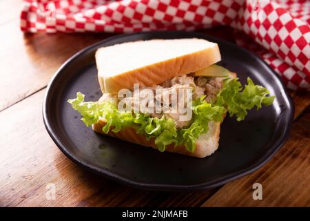 Thunfischsalat-Sandwich. Es ist ein schnelles, einfaches und nahrhaftes Rezept, gesundes Essen, köstlicher Snack sehr beliebt in vielen Ländern, Stockfoto