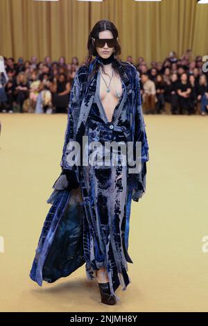 Mailand, Italien, 22. Februar 2023. Ein Model läuft auf der Landebahn für die Modenschau Roberto Cavalli während der Mailänder Fashion Week Herbst-Winter 2023-24, Mailand, Italien, 22. Februar 2023. Foto: Marco Piovanotto/ABACAPRESS.COM Stockfoto