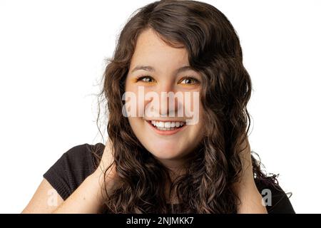 Junge Frau lächelt in die Kamera auf weißem Hintergrund Stockfoto