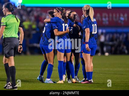 22. Februar 2023: Die Spieler des US-Teams drücken Alex Morgan (13), um ihr Tor beim Fußballspiel SheBelieves Cup zwischen den USA zu feiern Die Frauen-Nationalmannschaft und die brasilianische Frauen-Nationalmannschaft im Toyota Stadium in Frisco, Texas, USA haben Brasilien 2-1 Albert Pena/CSM besiegt Stockfoto