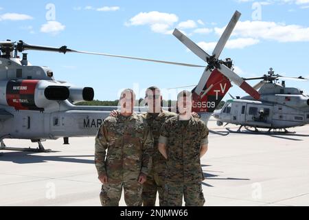 Brigg. General Stephen Rhoades, Joint Task Force Commander, Left, Colonel Richard Ferguson, 29. Combat Aviation Brigade Commander, Middle, und LT. Colonel William Powell, Marine Light Attack Helicopter Squad (HMLA) 167, posieren für ein Gruppenbild im Alpena Combat Readiness Training Center, Alpena, Michigan, am 9. August 2022. Northern Strike ’22 bringt vom 6. Bis 20. August 2022 auf der National All Domain Wa etwa 7.400 Teilnehmer aus 19 Staaten und vier Koalitionsländern nach Nord-Michigan, um die Bereitschaft und Interoperabilität mehrteiliger, multinationaler und interinstitutioneller Partner zu validieren Stockfoto