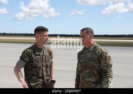 Lieutenant Colonel William Powell, Marine Light Attack Helicopter Squadron (HMLA) 167 Commander, links, Briefe Brig. Generalleutnant Stephen Rhoades, gemeinsamer Befehlshaber der Task Force, über Marineeinsätze während des Nordstreiks 22 im Alpena Combat Readiness Training Center, Alpena, Michigan, am 9. August 2022. Northern Strike ’22 bringt etwa 7.400 Teilnehmer aus 19 Staaten und vier Koalitionsländern nach Nord-Michigan, um die Bereitschaft und Interoperabilität mehrteiliger, multinationaler und interinstitutioneller Partner vom 6. Bis 20. August 2022 im National All Domain Warfighting Center zu validieren. Stockfoto