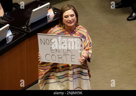 Mexiko-Stadt, Mexiko. 22. Februar 2023. 22. Februar 2023, Mexiko-Stadt, Mexiko: Senator Xochitl Galvez zeigt während der Sitzung in Mexiko-Stadt eine Tafel. Am 22. Februar 2023 in Mexico City, Mexiko (Foto: Luis Barron/Eyepix Group/Sipa USA). Kredit: SIPA USA/Alamy Live News Stockfoto