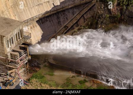 Unterer Auslauf des Staudamms des Baells-Reservoirs, der Wasser in den Fluss Llobregat (Berguedà, Barcelona, Katalonien, Spanien) führt Stockfoto