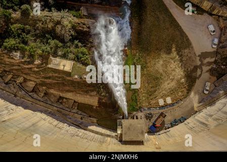 Unterer Auslauf des Staudamms des Baells-Reservoirs, der Wasser in den Fluss Llobregat (Berguedà, Barcelona, Katalonien, Spanien) führt Stockfoto