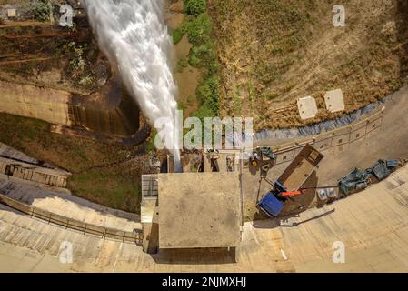 Unterer Auslauf des Staudamms des Baells-Reservoirs, der Wasser in den Fluss Llobregat (Berguedà, Barcelona, Katalonien, Spanien) führt Stockfoto