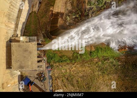 Unterer Auslauf des Staudamms des Baells-Reservoirs, der Wasser in den Fluss Llobregat (Berguedà, Barcelona, Katalonien, Spanien) führt Stockfoto