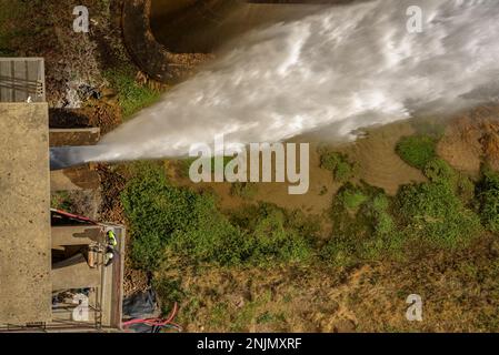 Unterer Auslauf des Staudamms des Baells-Reservoirs, der Wasser in den Fluss Llobregat (Berguedà, Barcelona, Katalonien, Spanien) führt Stockfoto