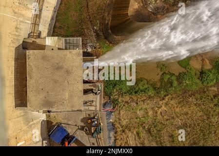 Unterer Auslauf des Staudamms des Baells-Reservoirs, der Wasser in den Fluss Llobregat (Berguedà, Barcelona, Katalonien, Spanien) führt Stockfoto