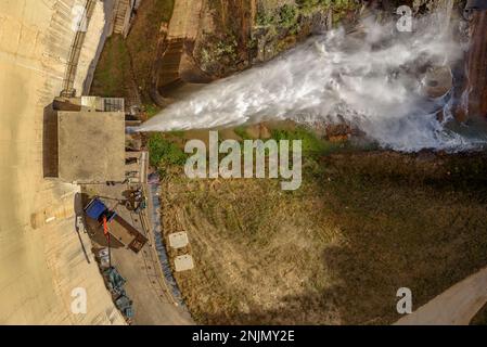 Unterer Auslauf des Staudamms des Baells-Reservoirs, der Wasser in den Fluss Llobregat (Berguedà, Barcelona, Katalonien, Spanien) führt Stockfoto