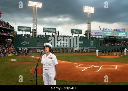 220809-N-DD694-1023 BOSTON (9. August 2022) Musiker 1. Class Kristine HSIA, aus den USA Navy Band, führt die Nationalhymne während einer Zeremonie vor dem Spiel im Fenway Park auf. Die Zeremonie umfasste eine Einweihungszeremonie für künftige Matrosen, die von Admiral Mike Gilday, Chief of Naval Operations Admiral, dem Farbwächter der USS Constitution, der Darstellung der Nationalhymne und einem Überflug des Streikkkampfgeschwaders (VFA) 106 durchgeführt wurde. Stockfoto