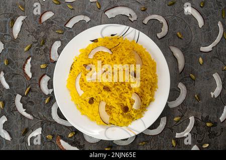 Zarda-Reis oder süßer Reis in einer bunten Schüssel auf strukturiertem Hintergrund Stockfoto