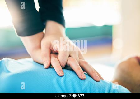 Wiederbelebung, erste Hilfe und Gesundheitsversorgung mit Hände auf der Brust des Menschen für Sanitäter, Medizin und Rettung von Leben. Herzstillstand, Herz und Verletzung bei Patient und Stockfoto