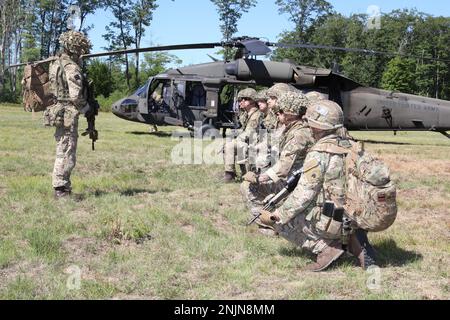 Das 7. Bataillon die Gewehre - London und das beste Armee Reserve Infanterie-Bataillon des Südens üben taktische Formationen während des UH-60 Blackhawk Vertrautstrainings in Camp Grayling, Michigan, am 9. August 2022. Northern Strike '22 bringt 7.400 Teilnehmer aus 19 Staaten und vier Koalitionsländern nach Nord-Michigan, um die Bereitschaft und Interoperabilität mehrkomponentiger, multinationaler und interinstitutioneller Partner zu validieren. Stockfoto