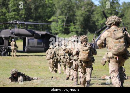 Das 7. Bataillon die Gewehre - London und das größte britische Armee Reserve Infanterie-Bataillon des Südens laden am 9. August 2022 in Camp Grayling, Michigan, das 1-111. General Support Aviation Bataillon UH-60 Blackhawk der Florida National Guard während des Einführungstrainings für Northern Strike '22 in das Flugzeug. Northern Strike '22 bringt 7.400 Teilnehmer aus 19 Staaten und vier Koalitionsländern nach Nord-Michigan, um die Bereitschaft und Interoperabilität mehrkomponentiger, multinationaler und interinstitutioneller Partner zu validieren. Stockfoto