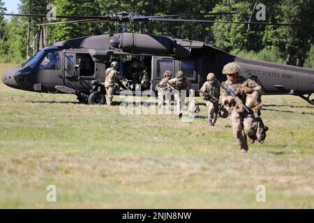 Das 7. Bataillon die Gewehre - London und das größte britische Armee Reserve Infanterie-Bataillon des Südens entladen sich vom 1-111. General Support Aviation Bataillon der Florida National Guard UH-60 Blackhawk während des Flugzeugübungstrainings für Northern Strike '22 in Camp Grayling, Michigan, am 9. August 2022. Northern Strike '22 bringt 7.400 Teilnehmer aus 19 Staaten und vier Koalitionsländern nach Nord-Michigan, um die Bereitschaft und Interoperabilität mehrkomponentiger, multinationaler und interinstitutioneller Partner zu validieren. Stockfoto