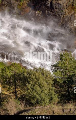 Unterer Auslauf des Staudamms des Baells-Reservoirs, der Wasser in den Fluss Llobregat (Berguedà, Barcelona, Katalonien, Spanien) führt Stockfoto