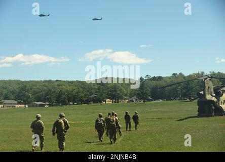 USA Militärsoldaten, die dem 1-111. General Support Aviation Bataillon, Florida National Guard, zugewiesen sind, gehen an Bord eines CH-47 Chinook; in Camp Grayling, Michigan, 9. August 2022. Das Bataillon mit Sitz in Jacksonville, Florida, verwendet seine eigene Ausrüstung, um Truppen auf das Feld zu bringen, während sie ihr jährliches Training am Northern Strike 22-2 durchführen. In diesem Jahr kommen über 7.400 Menschen aus 19 Staaten und 4 Koalitionsländern nach Nord-Michigan. Stockfoto